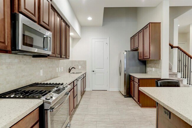 Building Photo - 7 Laurelwood Dr