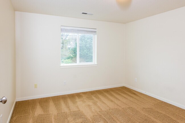 Building Photo - 3 bedroom 2.5 Bath with Fenced Back Yard - Pet Friendly