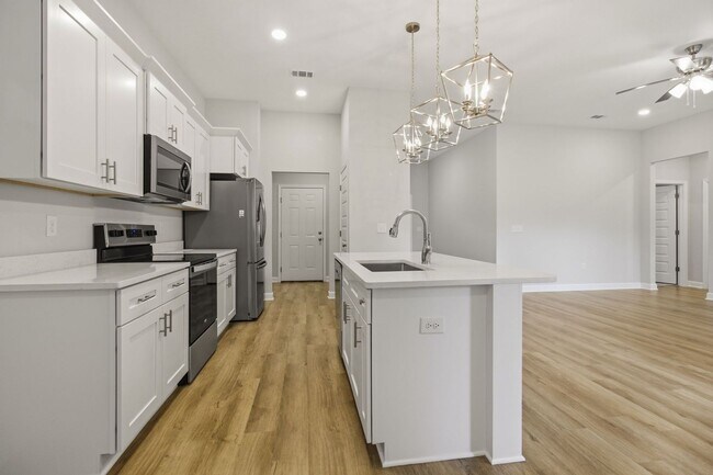 Building Photo - New 4 Bedroom in CRESTVIEW!!