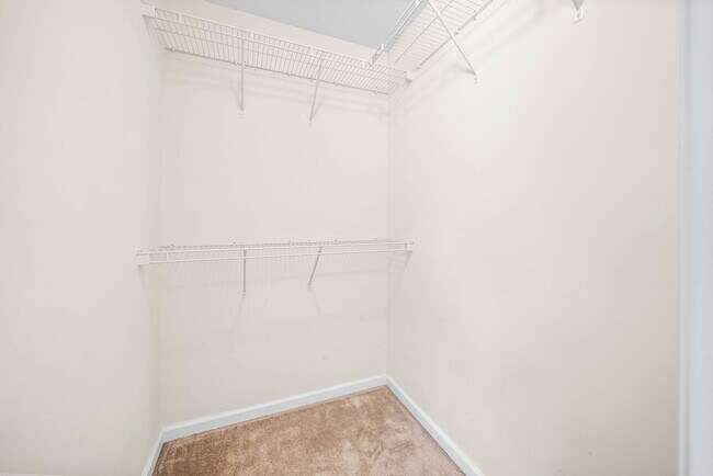 Building Photo - 2 Bedroom Condo For Rent With Community Swimming Pool!