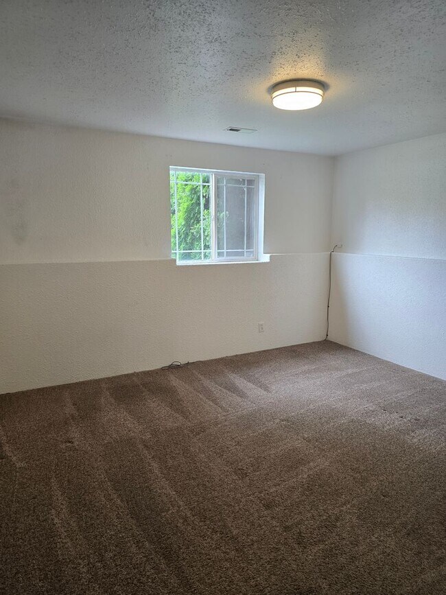 Building Photo - Lovely and spacious 5 bedroom 3 bath Post ...