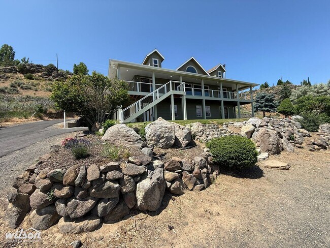 Primary Photo - Remodeled 4bd/3ba Naches Home with Firepla...