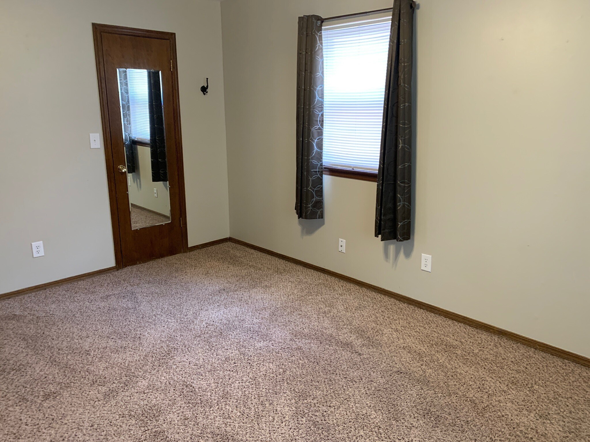 Building Photo - 641 Belle Air Ave