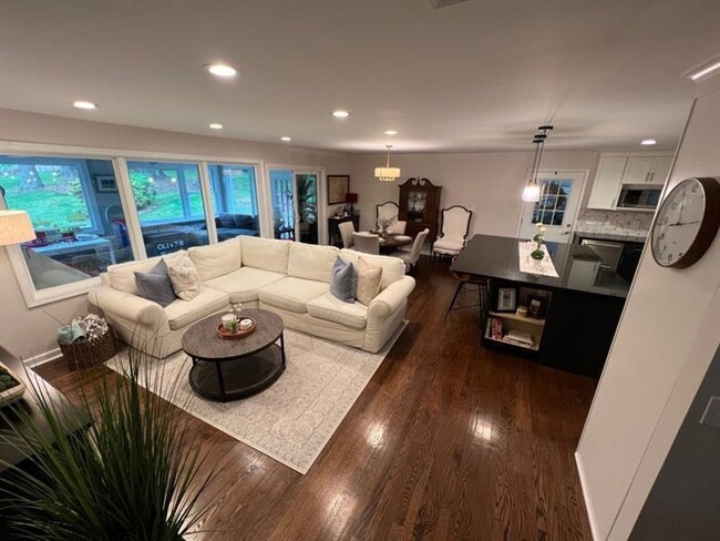 Building Photo - 4173 Oak Forest Dr NE