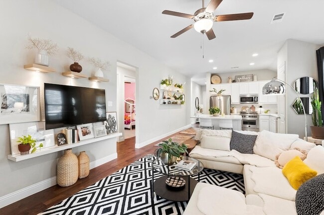 Building Photo - 4520 Del Rey Ave