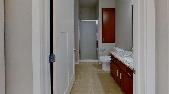 Building Photo - Like New Condo Style Lower 2 Bedroom 2 Bathroom plus Den Apartment