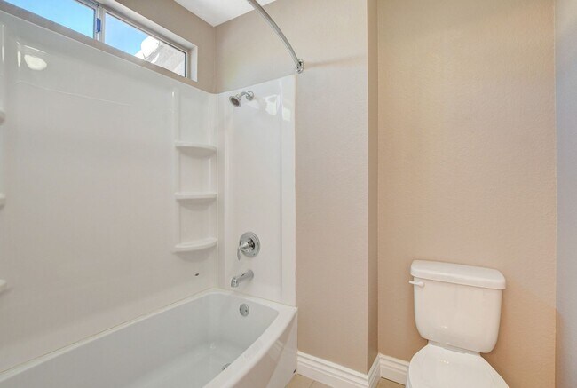 Building Photo - Spacious 4-Bedroom Home in Prime Location!