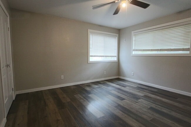 Building Photo - Updated Classic - Mid Century 4/2 2600 sf. All one level.