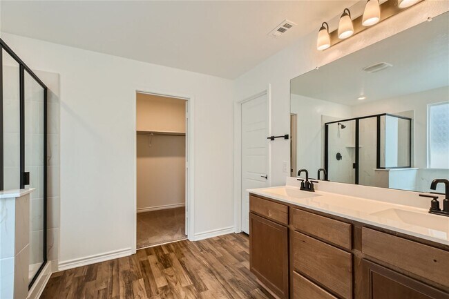 Building Photo - 4 bedrooms, loft, office, open floor plan ...