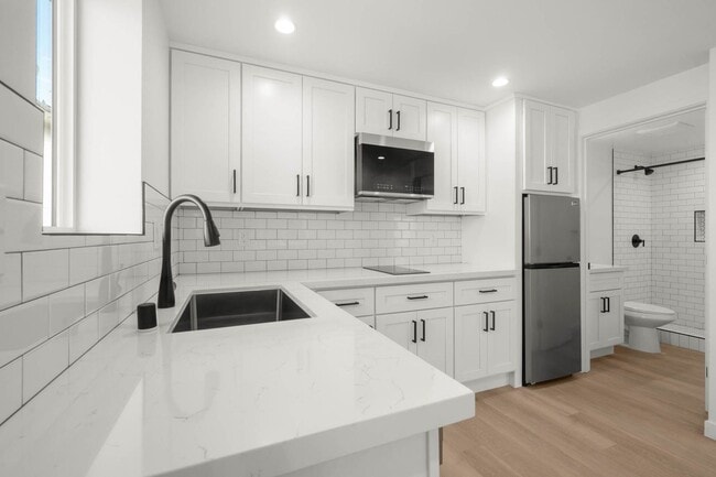Building Photo - 4012 S Hillcrest Dr