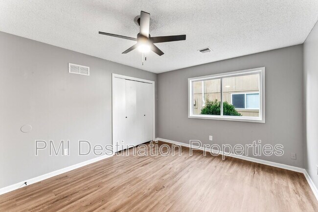 Building Photo - 1322 N Harvey Dr