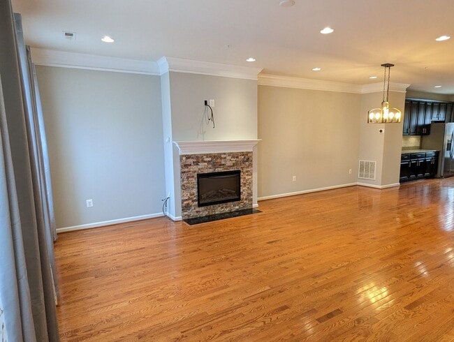 Building Photo - Gorgeous 3 level townhouse in North Potoma...