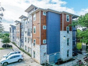 Building Photo - 3300 Oak Creek Dr