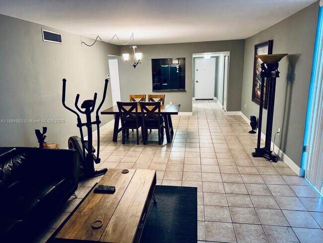 Building Photo - 3701 N Country Club Dr