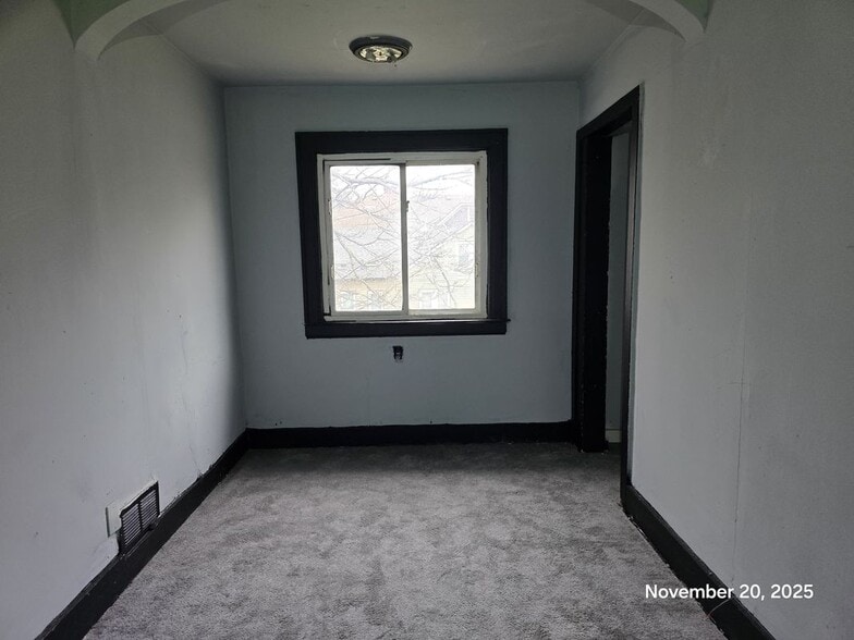 Building Photo - 9379 Manor