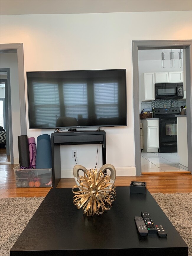 Building Photo - 1546 Lombardy St