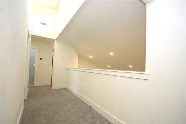 Building Photo - 401 Amethyst Rd