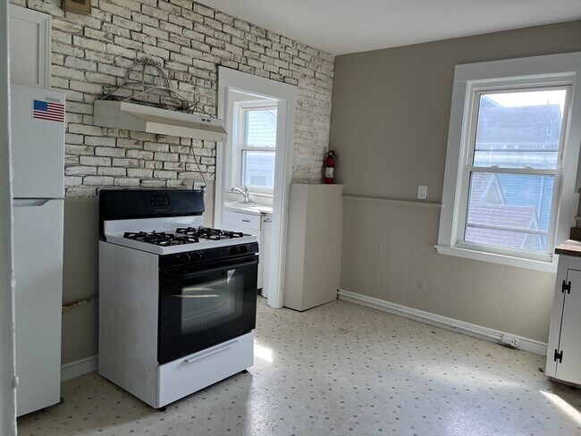 Building Photo - 3-1/2 Buffum St