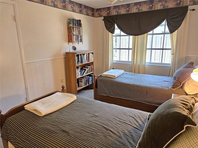 Building Photo - 492 E Shade Dr