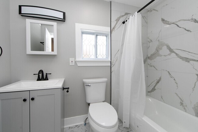 Building Photo - Beautiful Gut Renovated 2 Bed/1 Bath Top F...