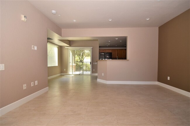 Building Photo - Fantastic 1 Bedroom Condo With Attached Ga...