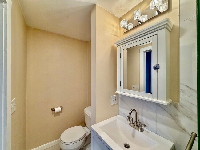 Building Photo - 12 Hall Pl