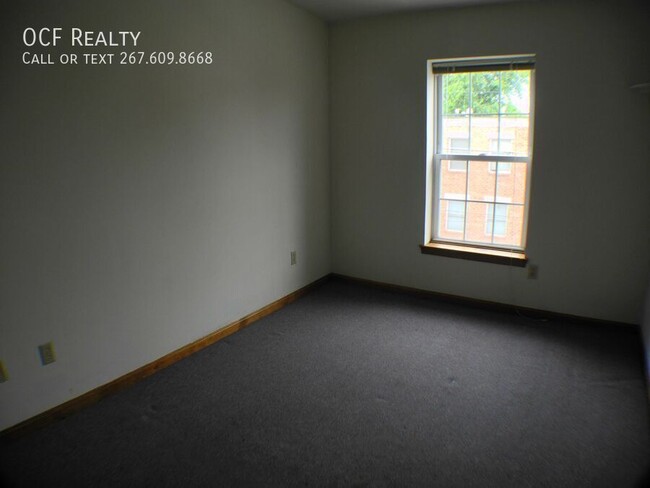 Building Photo - Graduate Hospital Three Bedroom / One Bath...