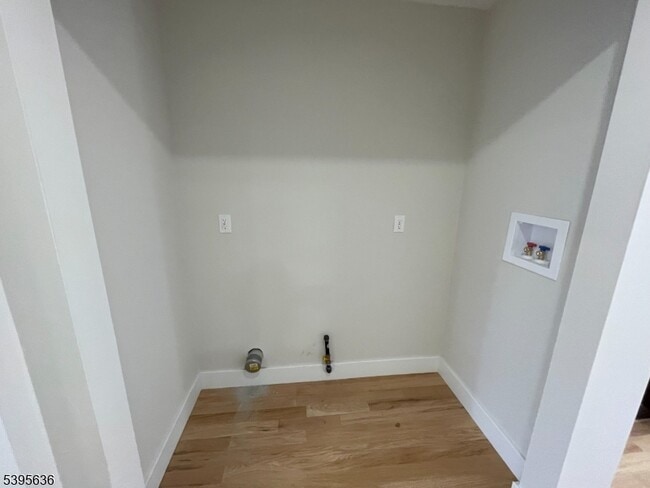 Building Photo - 119-121 Lewis St