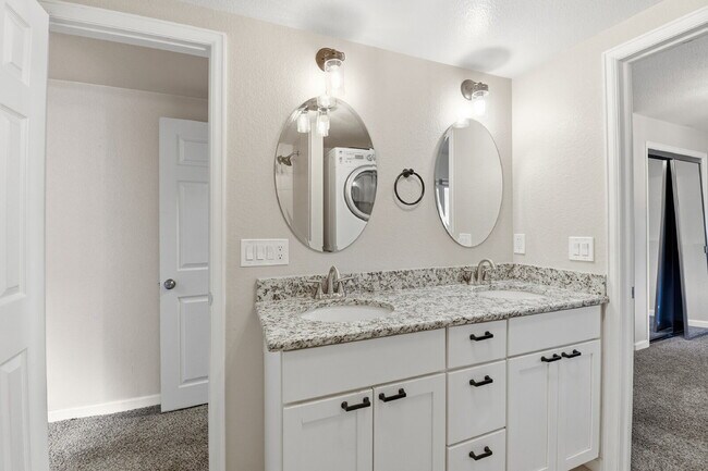 Building Photo - $2,540.95 - 4 Bed, 2 Bath Home in Aurora with Central AC, and In Unit Laundry!