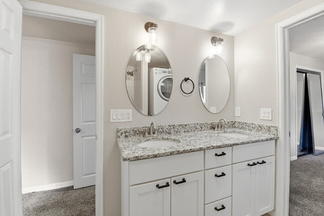 Building Photo - $2,695.95 - 4 Bed, 2 Bath Home in Aurora with Central AC, and In Unit Laundry!