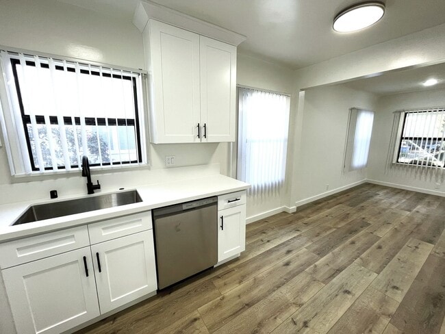 Building Photo - 4024-28 Lincoln