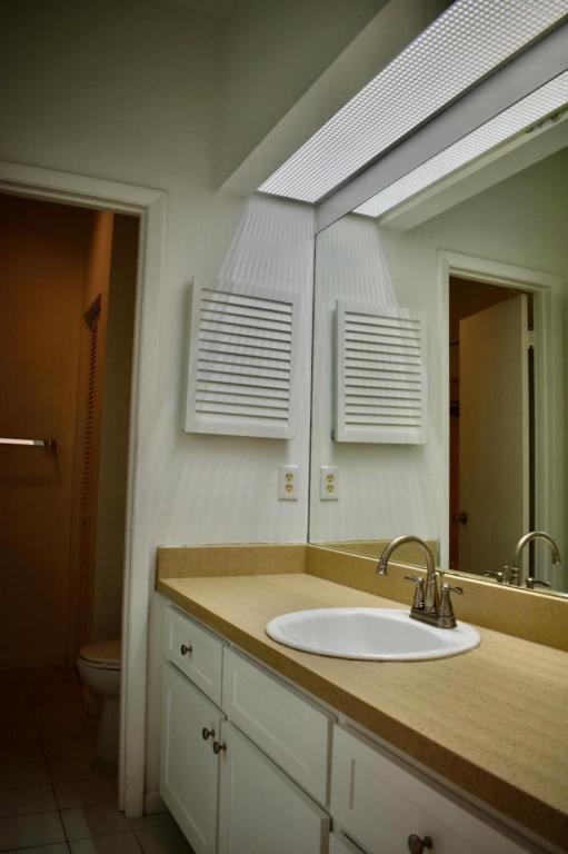 Building Photo - 5220 SW 21st Pl