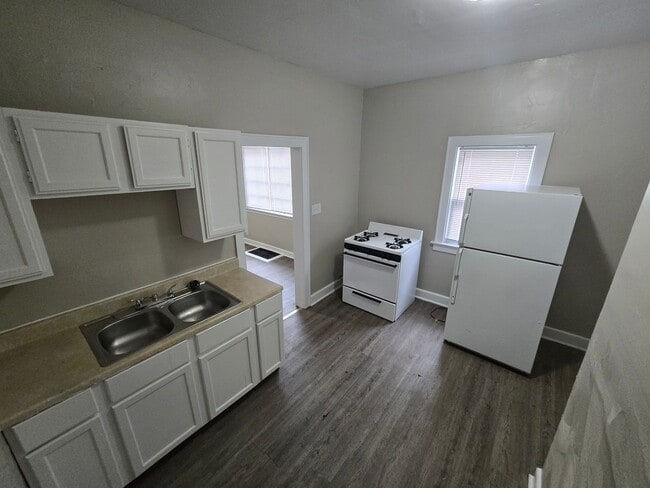Building Photo - 2 Bedroom House