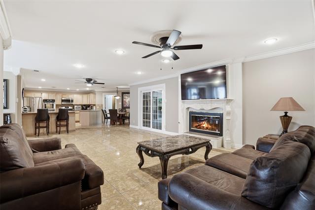 Building Photo - 6545 Lyndon B Johnson Fwy