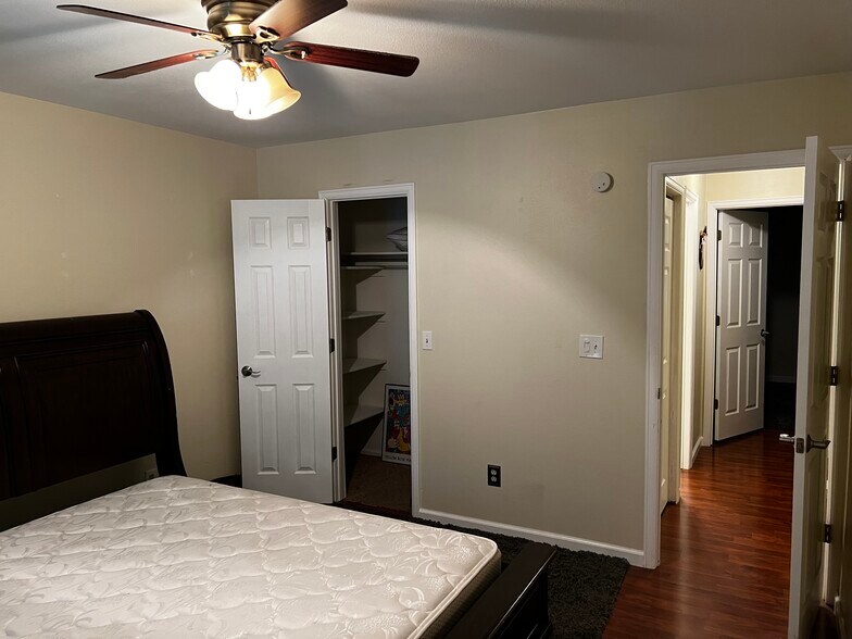 Building Photo - 10156 Quivas St