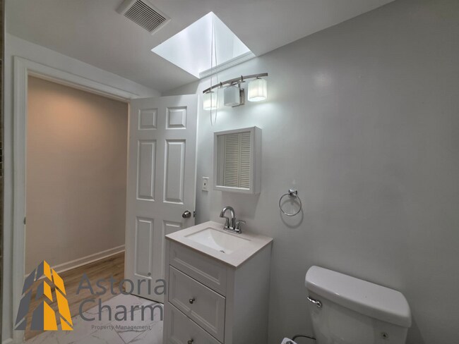 Building Photo - 3 Bedroom End Unit with Finished Basement and Fenced Yard on E 28th Street