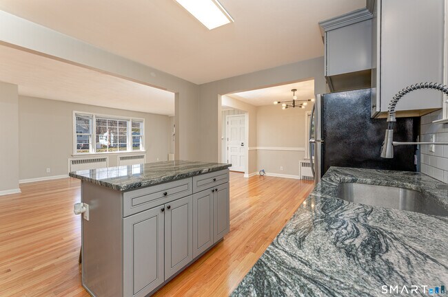 Building Photo - 233 Unionville Ave