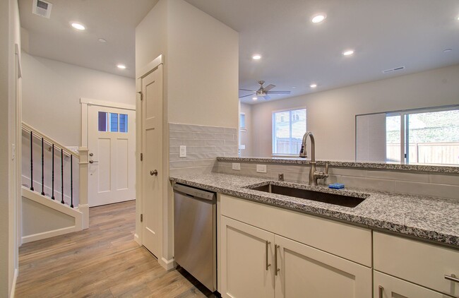 Building Photo - Immaculate Ridgefield Townhome
