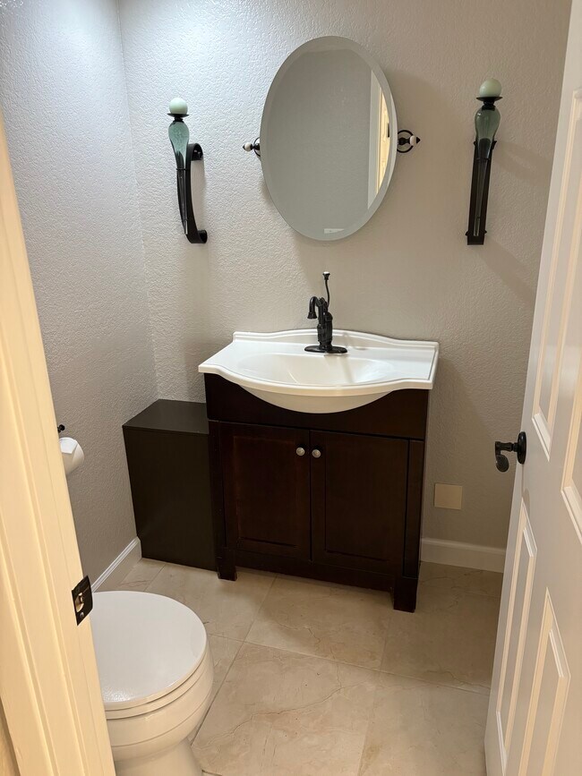 Building Photo - 1938 Stratton Cir