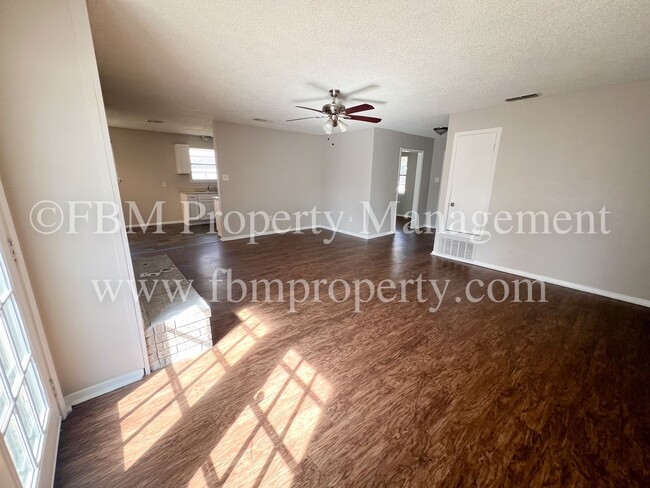 Building Photo - 211 Stonegate Dr