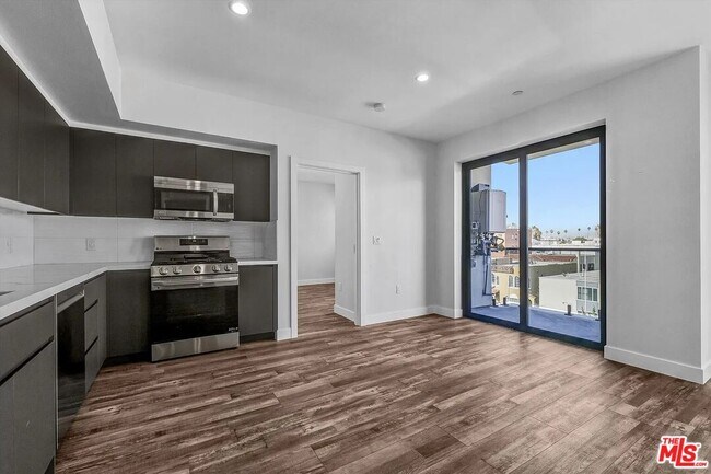 Building Photo - 1537 S Wilton Pl