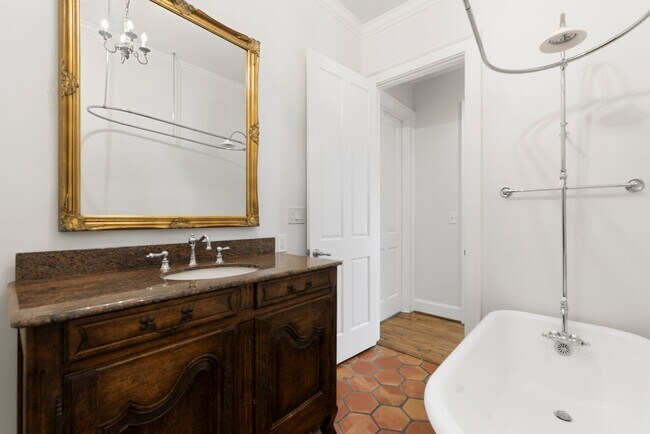 Building Photo - Elegant Living Minutes from the Medical Ce...