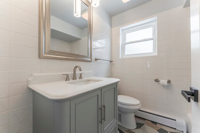 Building Photo - 6031 W Addison St