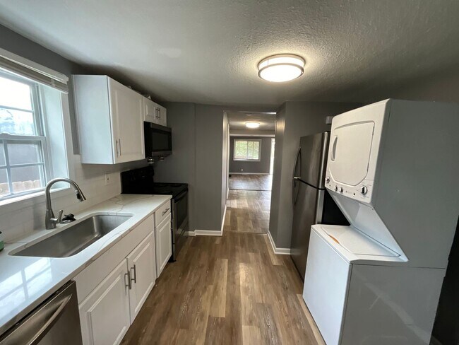 Building Photo - 2 bedroom with amazing yard!