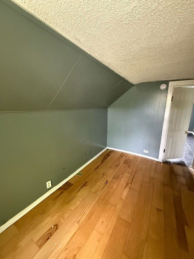 Building Photo - 3 bedrooms 1 bath