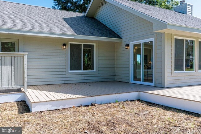 Building Photo - 102 Golf Ct