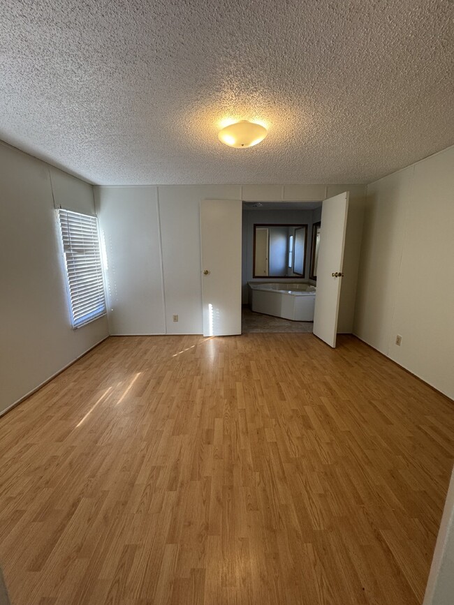 Building Photo - "Charming 2-Bed, 2-Bath in Hendersonville.