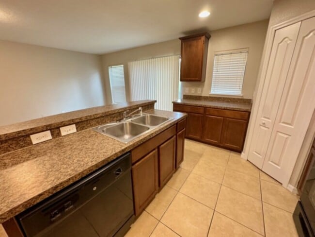 Building Photo - Gorgeous 3 Bedroom, 2.5 Bath Townhouse in Gated Community!