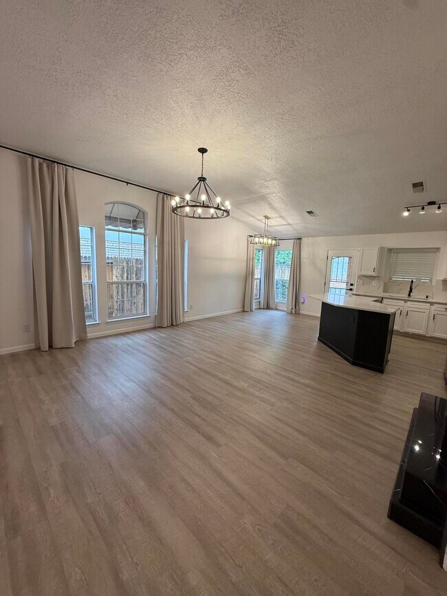 Building Photo - 7616 Copperfield Dr NE