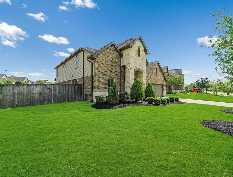 Building Photo - 28710 Brownwood Lake Dr